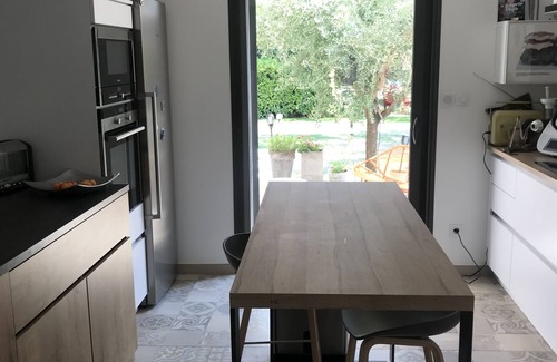Pernes-les-Fontaines Villa | Contemporary air-conditioned villa with heated pool