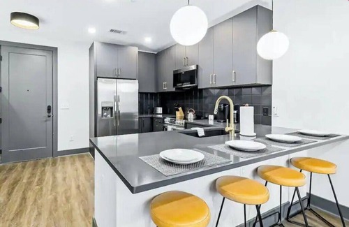 Rolling Mill Hill Condominio | Contemporary 1BR Muse / Walk to Broadway!