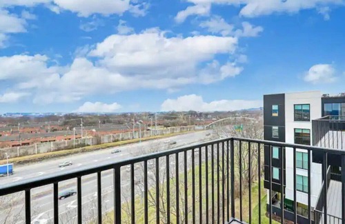 Rolling Mill Hill Condominio | Contemporary 1BR Muse / Walk to Broadway!