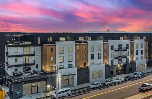 Rolling Mill Hill Condominio | Contemporary 1BR Muse / Walk to Broadway!