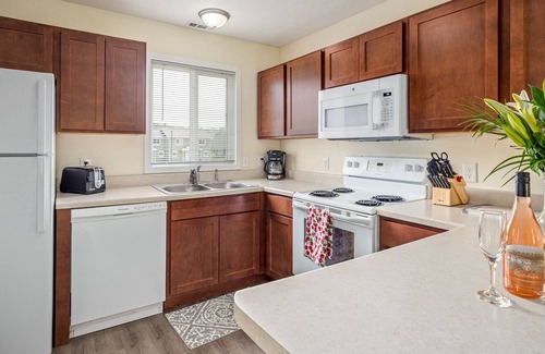 Holiday Hills Apartamento | ✵ Contemporary 2 Bedroom Condo @ Holiday Village ➠ Unit 3885 ✵