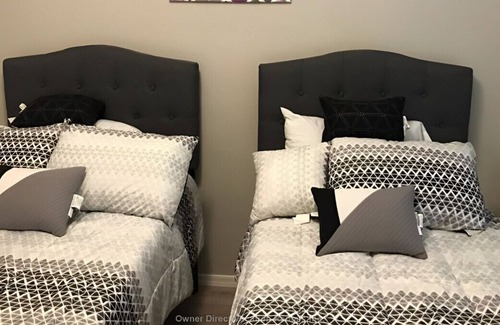 Canyon Trails Apartamento | Contemporary 2BR Apartment w/ Private Backyard!