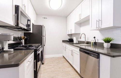 Beach Park Apartamento | Contemporary 2BR Stay | Pool, Gym & Grill Area