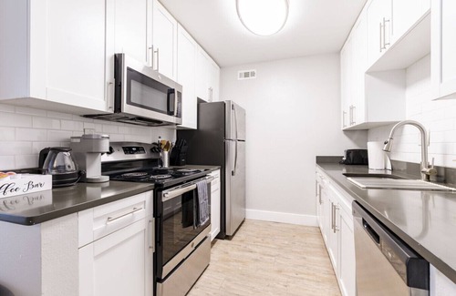 Beach Park Apartamento | Contemporary 2BR Stay | Pool, Gym & Grill Area