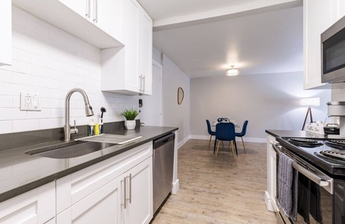 Beach Park Apartamento | Contemporary 2BR Stay | Pool, Gym & Grill Area