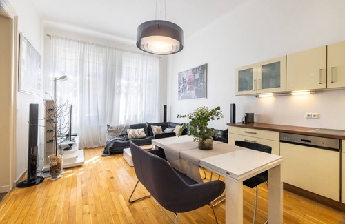 Smichov Apartamento | Contemporary 3 bedroom apartment close to Prague Castle by easyBNB