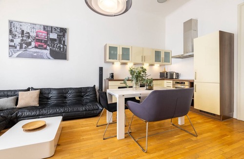 Smichov Apartamento | Contemporary 3 bedroom apartment close to Prague Castle by easyBNB