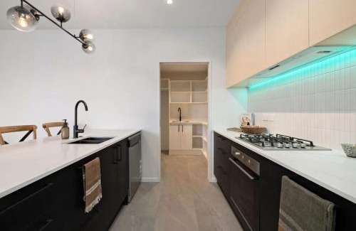 Sunshine Bay Casa | Contemporary 3 Bedroom House with Stunning View