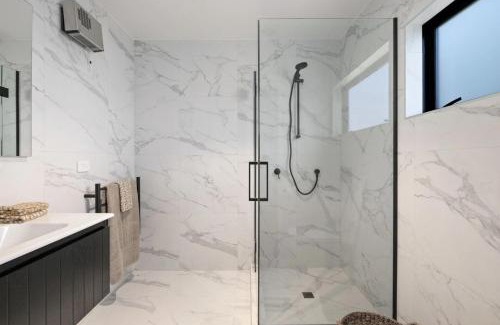 Sunshine Bay Casa | Contemporary 3 Bedroom House with Stunning View
