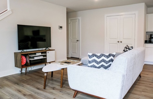 Barker Casa | Contemporary 3BR Home for 30+ Days