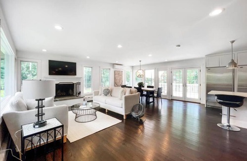 Springs Casa | Contemporary 3BR Retreat in East Hampton