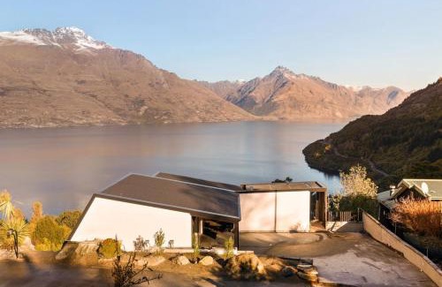 Sunshine Bay Casa | Contemporary 4 Bedroom House with Stunning View