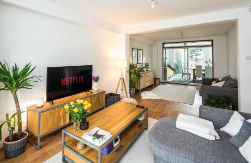 Woodhouse Casa | Contemporary 5 Bedroom with Garden North Finchley