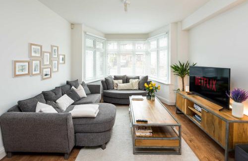 Woodhouse Casa | Contemporary 5 Bedroom with Garden North Finchley