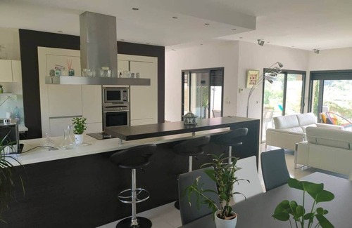 Bedarieux Villa | Contemporary villa with stunning views