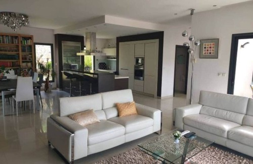 Bedarieux Villa | Contemporary villa with stunning views