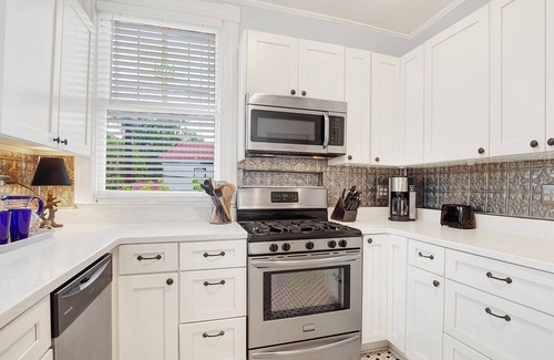 Dixon Park Condominio | Contemporary and Cozy by the Park | Heated Pool Access