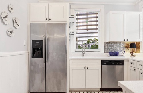 Dixon Park Condominio | Contemporary and Cozy by the Park | Heated Pool Access