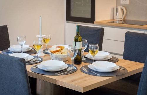 Kastel Sucurac Apartamento | Contemporary Apartment With Terrace and Spacious Garden