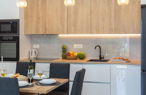 Kastel Sucurac Apartamento | Contemporary Apartment With Terrace and Spacious Garden