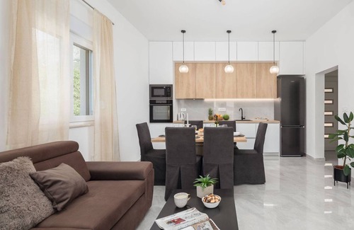 Kastel Sucurac Apartamento | Contemporary Apartment With Terrace and Spacious Garden