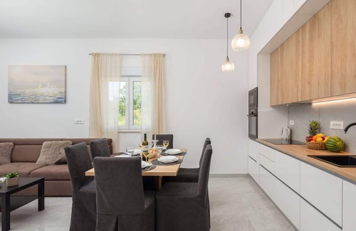 Kastel Sucurac Apartamento | Contemporary Apartment With Terrace and Spacious Garden