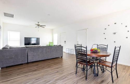 Austin Casa | Contemporary Austin Home Near Downtown & Airport