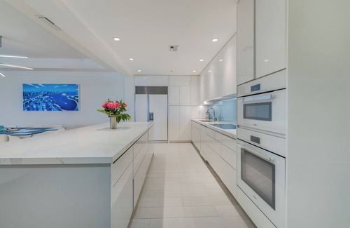 Seven Mile Beach Condominio | Contemporary Beachfront Residence at The Ritz-Carlton Resort, sleeps 6