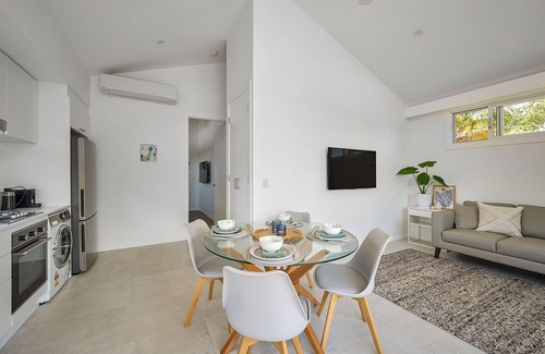 Byron Bay Cabaña | contemporary beachside cottage in walking distance to beach and town