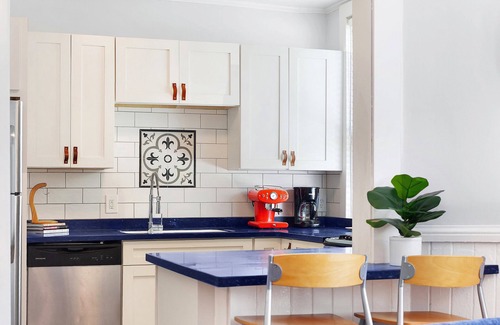 Dixon Park Condominio | Contemporary Comfort by the Park | Heated Pool Access