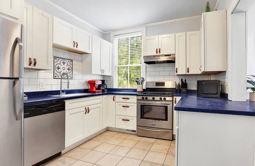 Dixon Park Condominio | Contemporary Comfort by the Park | Heated Pool Access