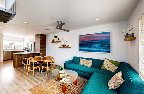 Carpinteria Condominio | Contemporary Condo | Mountain Views & Balcony | 1 Block to Beach