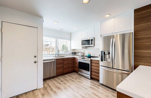 Carpinteria Condominio | Contemporary Condo | Mountain Views & Balcony | 1 Block to Beach
