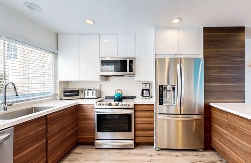 Carpinteria Condominio | Contemporary Condo | Mountain Views & Balcony | 1 Block to Beach