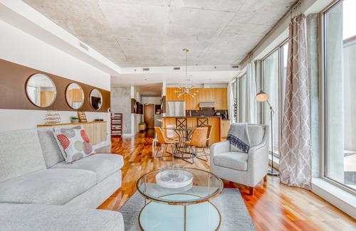 Hood River Condominio | Contemporary Condo with High-Speed WiFi, Fireplace, Central AC, & City View