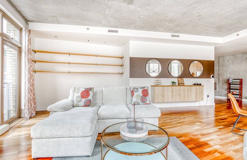 Hood River Condominio | Contemporary Condo with High-Speed WiFi, Fireplace, Central AC, & City View