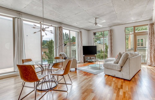 Hood River Condominio | Contemporary Condo with High-Speed WiFi, Fireplace, Central AC, & City View