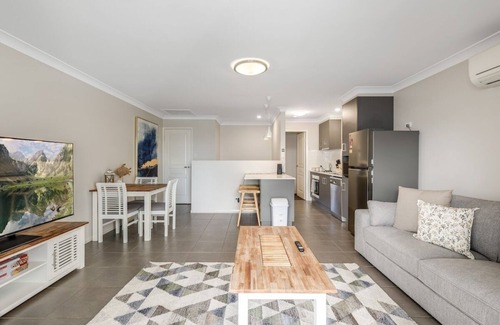 Newtown Apartamento | Contemporary & Convenient - City Fringe Townhouse!