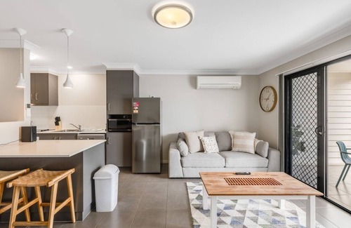 Newtown Apartamento | Contemporary & Convenient - City Fringe Townhouse!