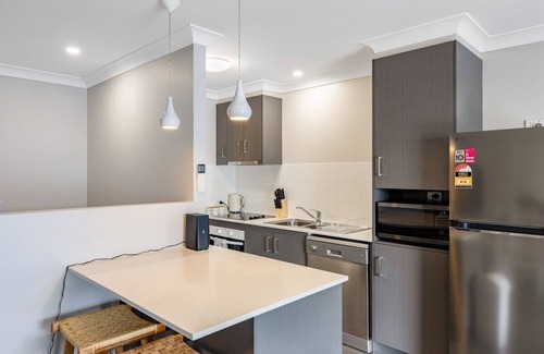 Newtown Apartamento | Contemporary & Convenient - City Fringe Townhouse!
