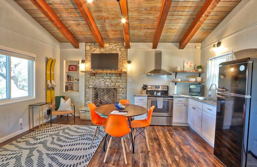 Canyon Lake Cabaña | Contemporary Cottage for 6 guests! Great Family Getaway!