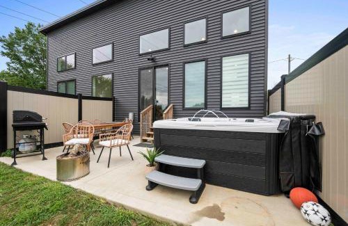 Dry Ridge Casa | Contemporary Cottage - Hot Tub Near Ark