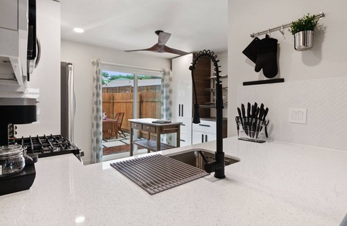 St. Edwards Apartamento | Contemporary Couples Getaway Minutes From Austin Favorites - Loft 21