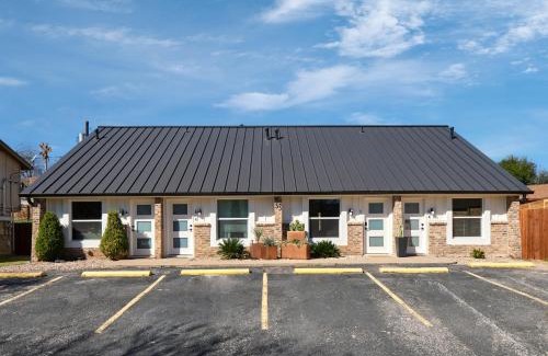 St. Edwards Apartamento | Contemporary Couples Getaway Near Austin Favorites - Loft 21