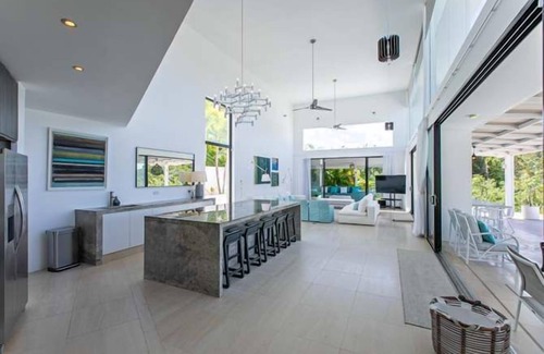 Weston Villa | Villa de diseño de 4 dormitorios con impresionantes vistas.