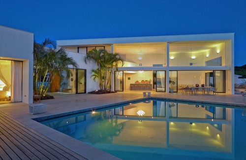 Weston Villa | Villa de diseño de 4 dormitorios con impresionantes vistas.