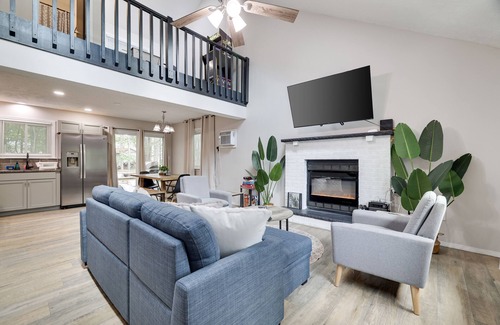 Tobyhanna Chalet De Esquí | Contemporary Escape ⭐️ Hot Tub ⭐️ Karaoke ⭐️ Gaming ⭐️ Fire Pit ⭐️ Lake Access