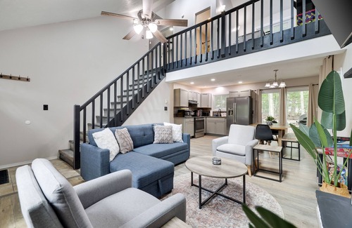 Tobyhanna Chalet De Esquí | Contemporary Escape ⭐️ Hot Tub ⭐️ Karaoke ⭐️ Gaming ⭐️ Fire Pit ⭐️ Lake Access