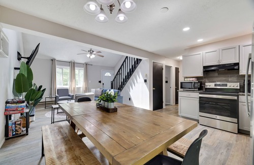 Tobyhanna Chalet De Esquí | Contemporary Escape ⭐️ Hot Tub ⭐️ Karaoke ⭐️ Gaming ⭐️ Fire Pit ⭐️ Lake Access