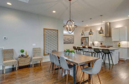 Berry Hill Casa | Contemporary Escape Near Downtown!